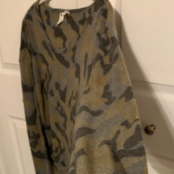 Cable and Gauge, Women’s Camouflage Top - Picture 5 of 7